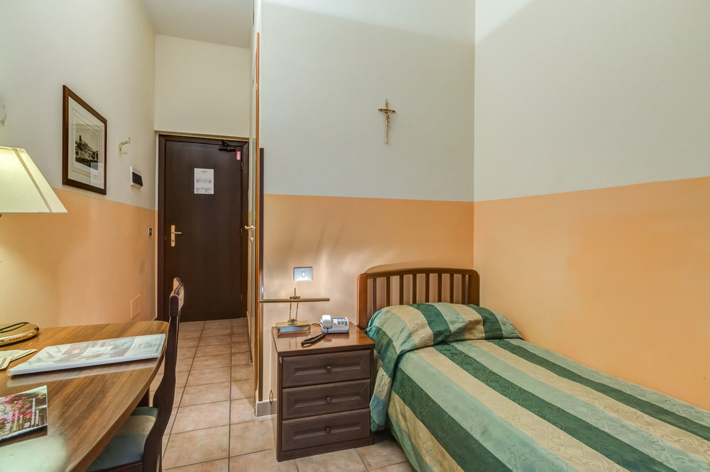 Domus Carmelitana Hotel Rome Exterior photo